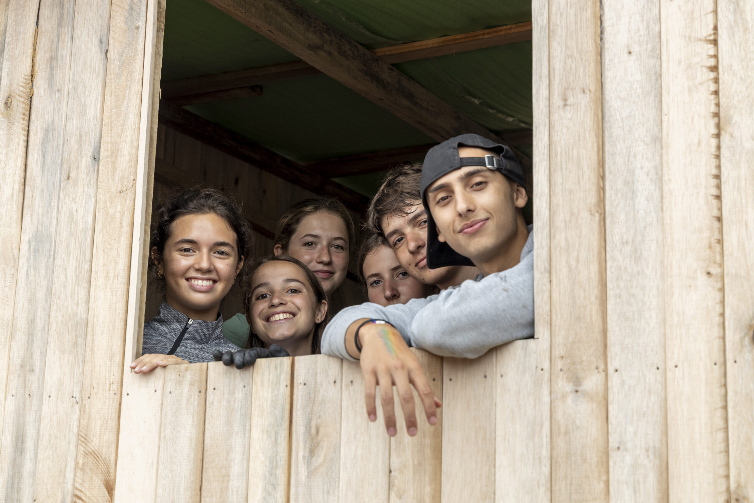Jovenes itallianos realizan ayuda social con Wecare